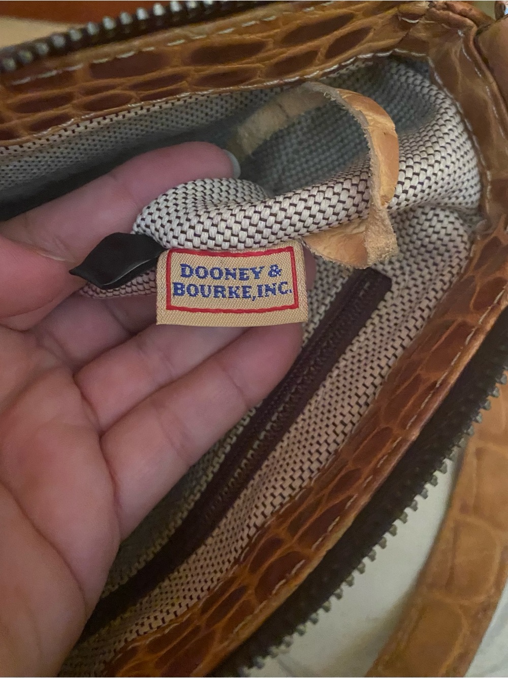 Dooney & Bourke - VINTAGE - EUC - Crocodile-Embossed Leather Shoulder Bag - Picture 8 of 13